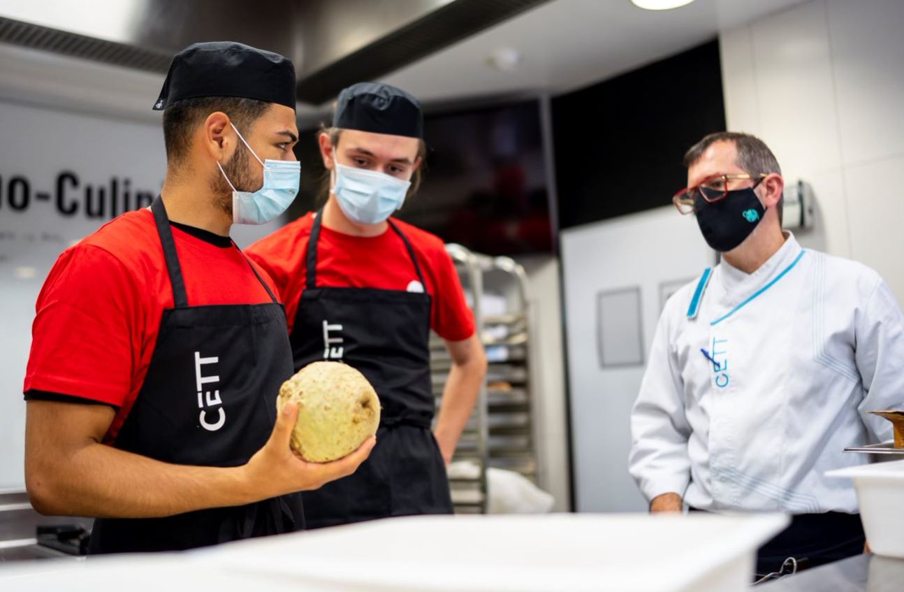 Fotografía de: Coca-Cola y el CETT se alían con otros actores privados para impulsar el talento joven con dificultades para acceder al mercado laboral con el proyecto GIRA Jóvenes | CETT